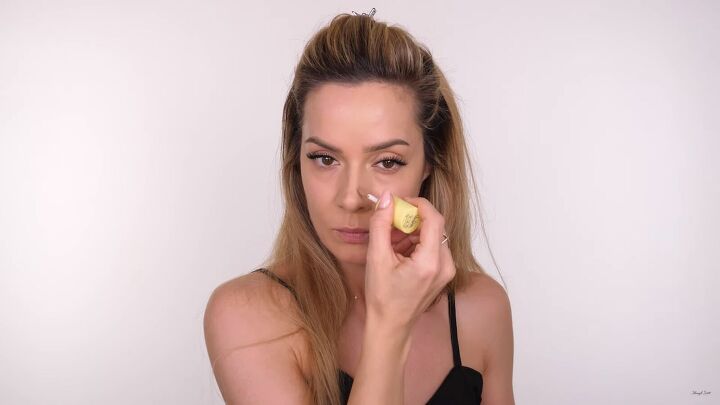 how to do natural looking full coverage foundation for oily skin, Applying the contour to the bridge of the nose