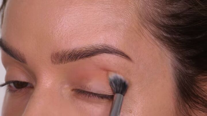 how to do a classic brown gold eyeshadow look that suits everyone, Applying a transitional eyeshadow shade to the socket area