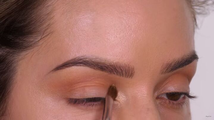 how to do a classic brown gold eyeshadow look that suits everyone, Applying a shimmery shadow to the inner corner of the eye