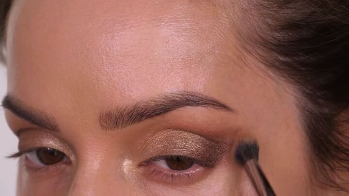 how to do a classic brown gold eyeshadow look that suits everyone, Blending the eyeshadows together