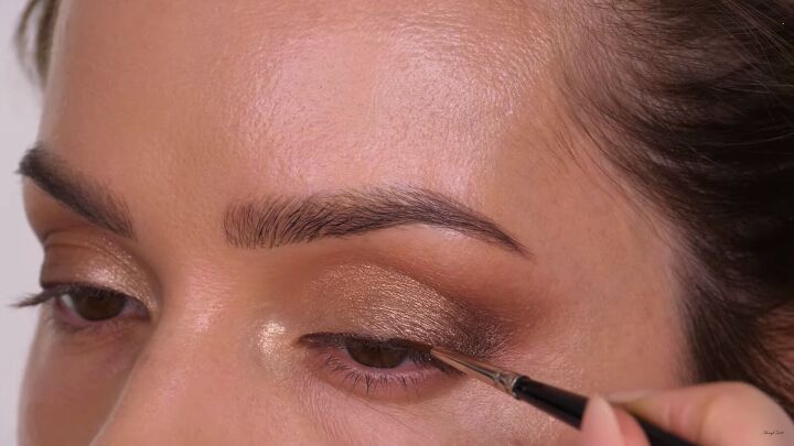 how to do a classic brown gold eyeshadow look that suits everyone, Using the darkest eyeshadow shade as eyeliner