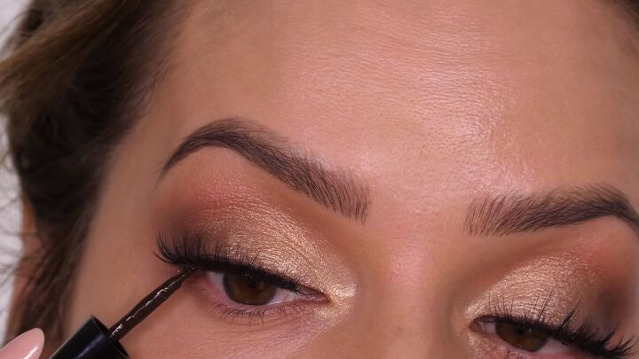 how to do a classic brown gold eyeshadow look that suits everyone, Tightlining the eyes with liquid eyeliner