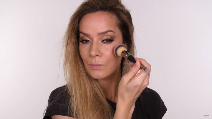 how to do a classic brown gold eyeshadow look that suits everyone, Applying a cream blush to the cheeks