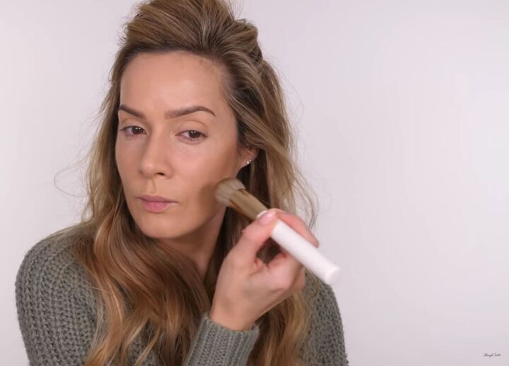 fuss free makeup for beginners how to do an easy glam look, Stippling contour on the cheekbone area