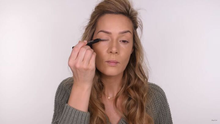 fuss free makeup for beginners how to do an easy glam look, Applying the pencil directly to the eyelid