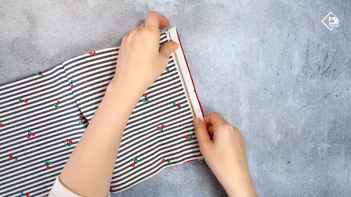 how to make a cute diy box bag that looks like a mini caramel, Aligning the zipper edge