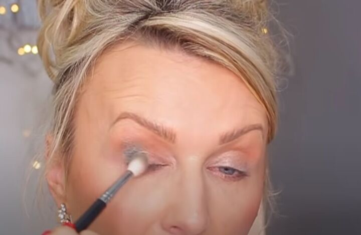 how to do glam dramatic green gold eye makeup, Using a blue green shade on the outer corner