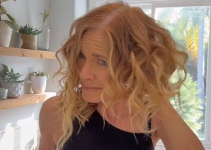 how to refresh curly hair in 3 quick easy steps, Fluffing out the curls from underneath
