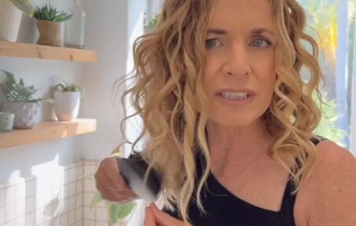 how to refresh curly hair in 3 quick easy steps, Using a paddle brush to add volume