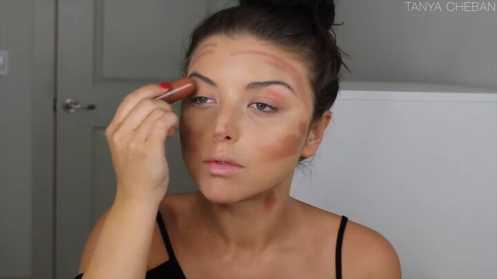need a soft summer makeup look try this step by step tutorial, Bronzing up her skin
