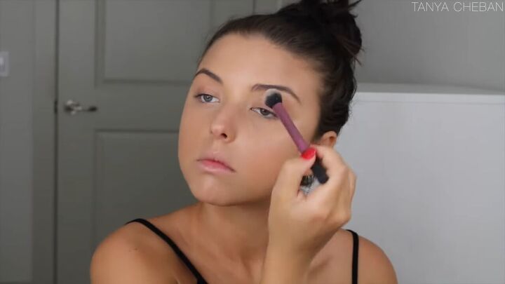 need a soft summer makeup look try this step by step tutorial, Setting concealer with powder