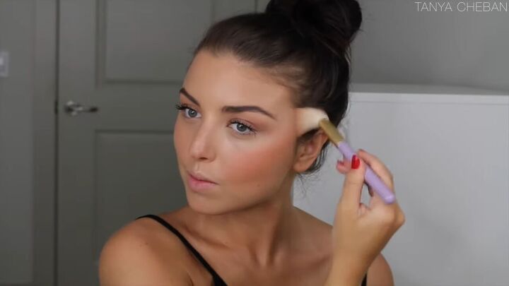 need a soft summer makeup look try this step by step tutorial, Applying blush to her cheeks