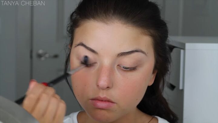 how to get ombre smokey eyes in just 20 minutes, Priming her eyelids