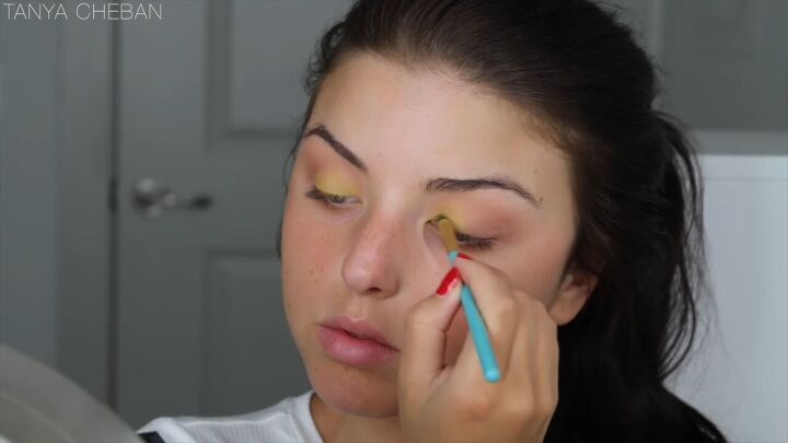 how to get ombre smokey eyes in just 20 minutes, Applying a bright yellow shade