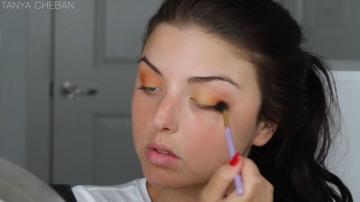how to get ombre smokey eyes in just 20 minutes, Applying a bright orange shade
