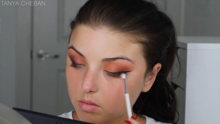 how to get ombre smokey eyes in just 20 minutes, Blending the eyeliner