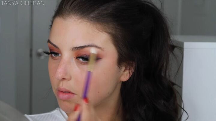 how to get ombre smokey eyes in just 20 minutes, Highlighting her brow bone