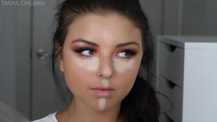 how to get ombre smokey eyes in just 20 minutes, Contouring her face