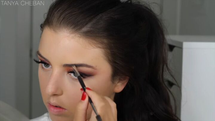 how to get ombre smokey eyes in just 20 minutes, Filling in her brows