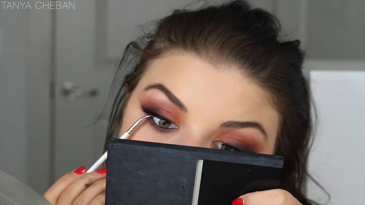 how to get ombre smokey eyes in just 20 minutes, Lining her eyes with gel liner