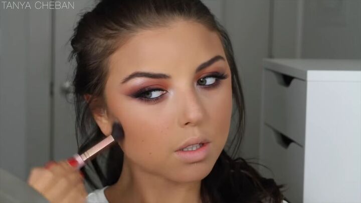 how to get ombre smokey eyes in just 20 minutes, Placing bronzer on her face