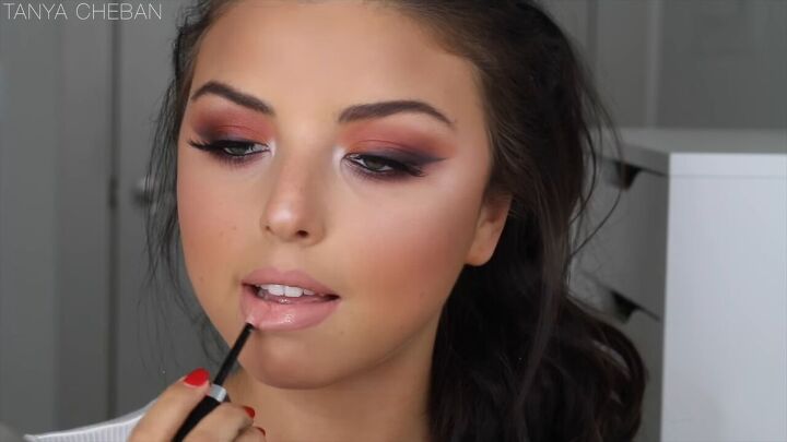 how to get ombre smokey eyes in just 20 minutes, Finishing off the lips for the final touch