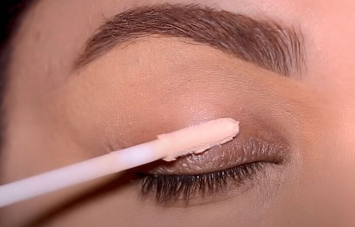how to fix patchy eyeshadow tips for getting perfect eye makeup, Applying primer to the lids