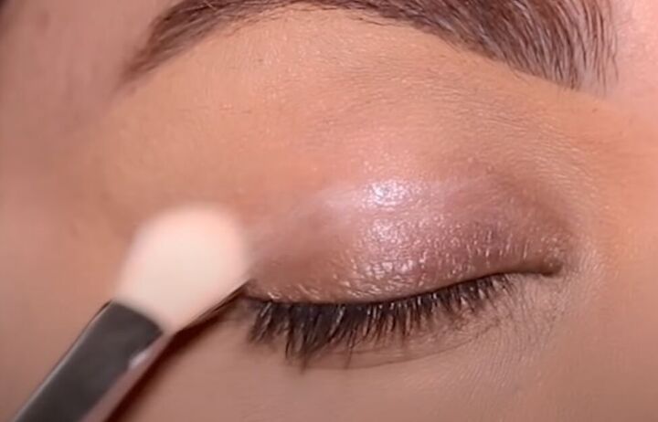 how to fix patchy eyeshadow tips for getting perfect eye makeup, Blending the primer with a brush