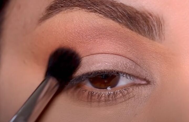 how to fix patchy eyeshadow tips for getting perfect eye makeup, Applying eyeshadow with a brush