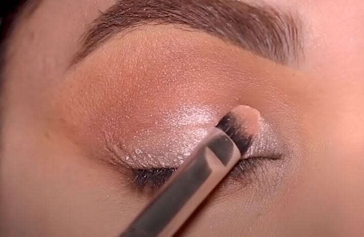 how to fix patchy eyeshadow tips for getting perfect eye makeup, Applying a shimmer eyeshadow
