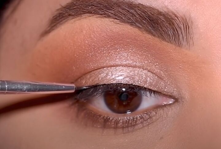 how to fix patchy eyeshadow tips for getting perfect eye makeup, Applying eyeliner to the top lash line