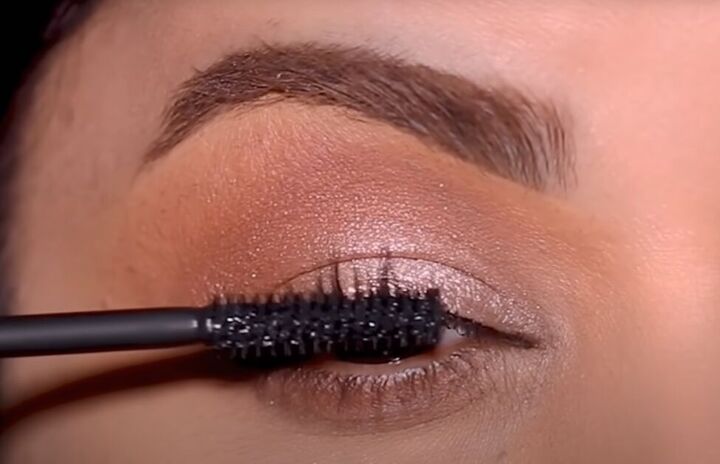 how to fix patchy eyeshadow tips for getting perfect eye makeup, Applying mascara to lashes