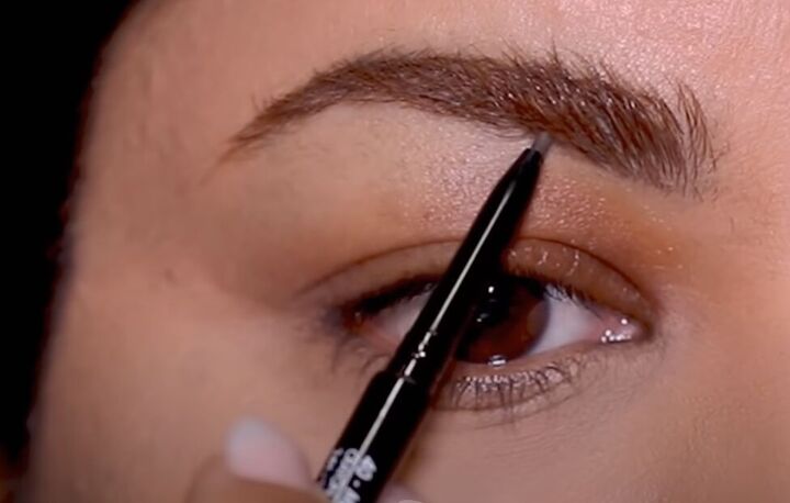 2 ways to apply eyeliner over glitter eye makeup for a seamless look, Filling in eyebrows