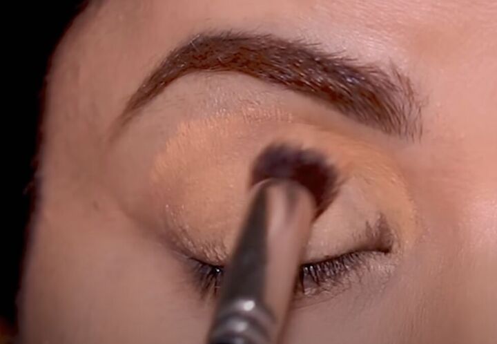 2 ways to apply eyeliner over glitter eye makeup for a seamless look, Applying concealer to the eyelids