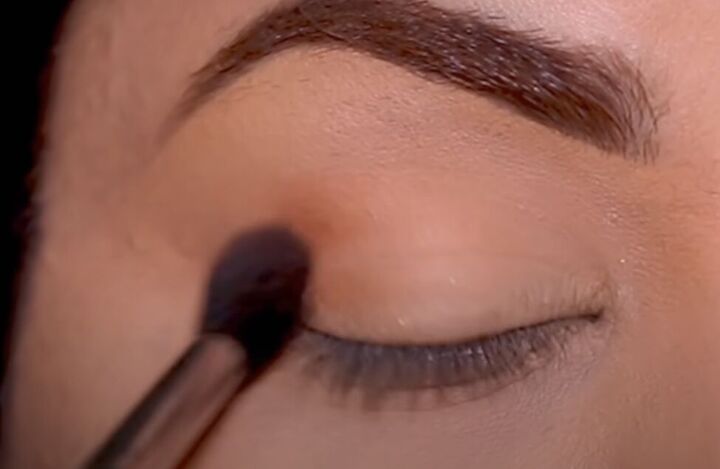 2 ways to apply eyeliner over glitter eye makeup for a seamless look, Blending a light transition shade
