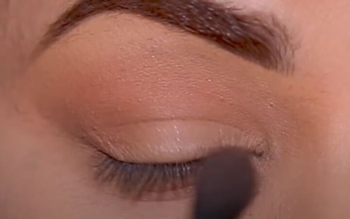 2 ways to apply eyeliner over glitter eye makeup for a seamless look, Adding eyeshadow to the lower lash line