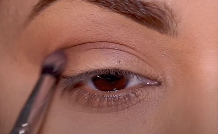 2 ways to apply eyeliner over glitter eye makeup for a seamless look, Deepening the color in the crease