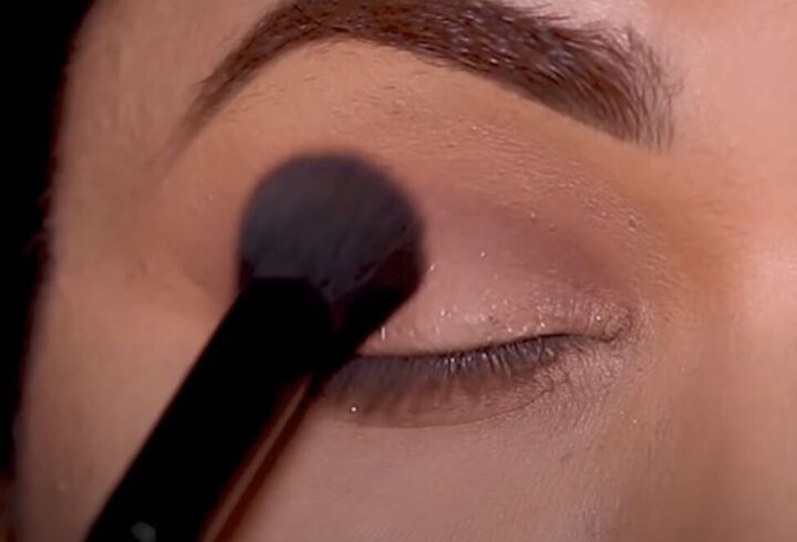 2 ways to apply eyeliner over glitter eye makeup for a seamless look, Blending the eyeshadows