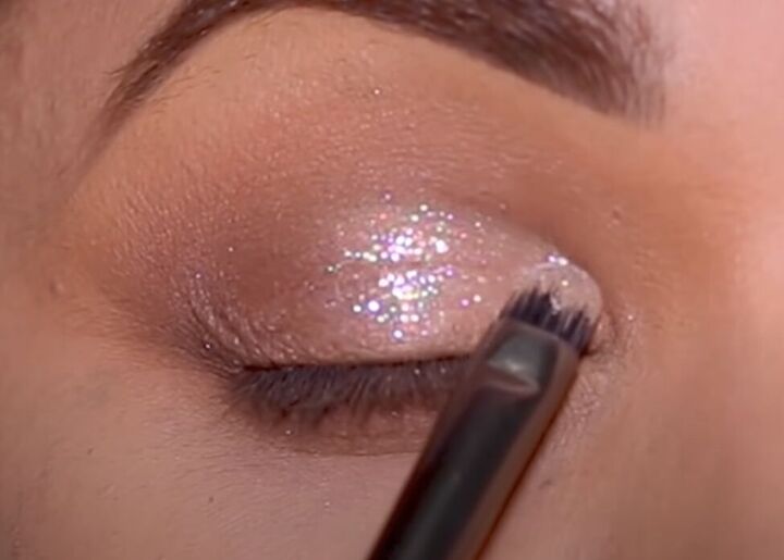 2 ways to apply eyeliner over glitter eye makeup for a seamless look, Applying glitter to the eyelids