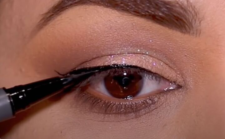 2 ways to apply eyeliner over glitter eye makeup for a seamless look, Applying eyeliner to the gap