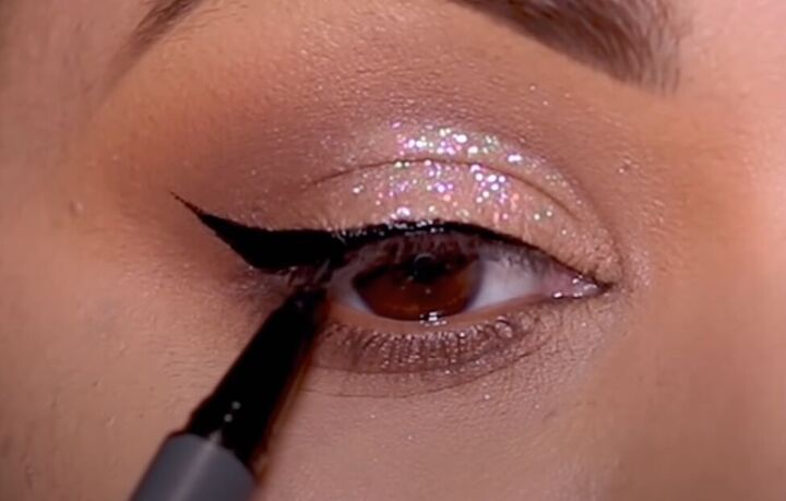 2 ways to apply eyeliner over glitter eye makeup for a seamless look, Drawing out and filling in a wing