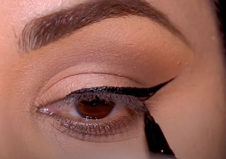 2 ways to apply eyeliner over glitter eye makeup for a seamless look, Doing eyeliner before adding glitter