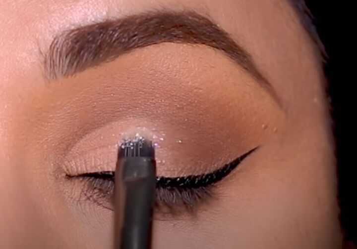 2 ways to apply eyeliner over glitter eye makeup for a seamless look, Applying glitter eyeshadow over the top