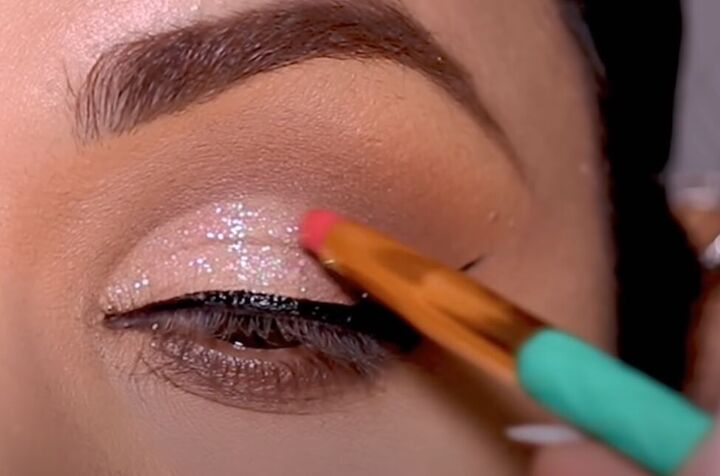 2 ways to apply eyeliner over glitter eye makeup for a seamless look, Using a detailed brush to apply glitter