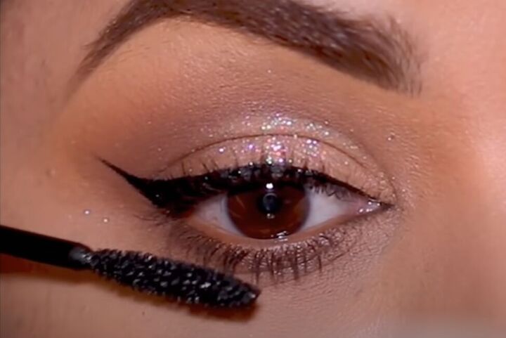 2 ways to apply eyeliner over glitter eye makeup for a seamless look, Finishing the lashes with mascara