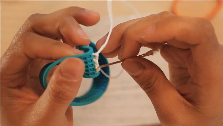 4 ways to create super cute custom wristbands, Knotting the yarn