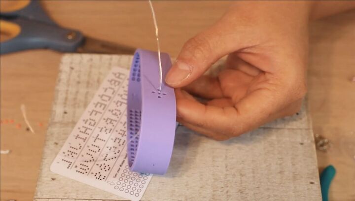 4 ways to create super cute custom wristbands, Threading a wire