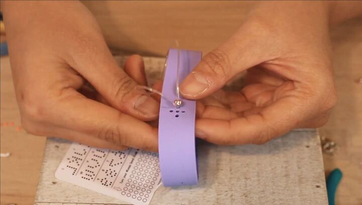 4 ways to create super cute custom wristbands, Adding beads to the wire