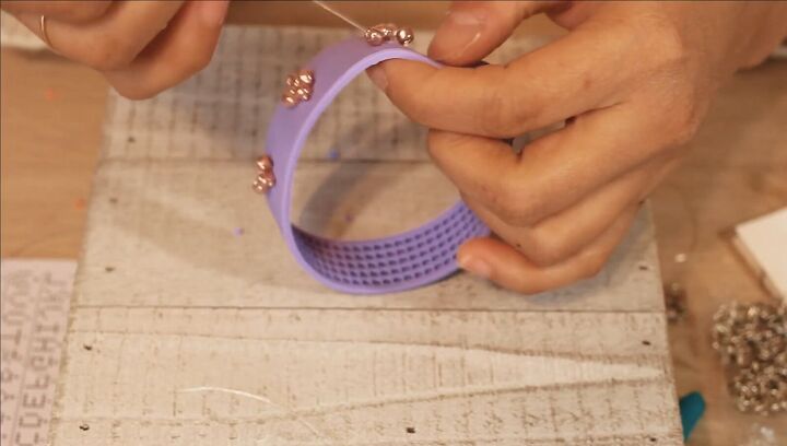4 ways to create super cute custom wristbands, Custom rubber wristband