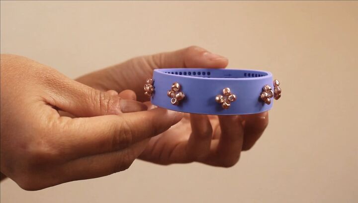 4 ways to create super cute custom wristbands, Custom silicone wristband